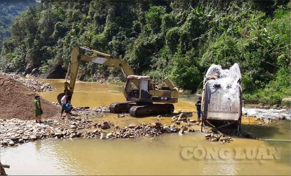 Tình trạng khai thác cát trái phép diễn ra rầm rộ tại suối A Lin(huyện A Lưới, tỉnh Thừa Thiên Huế).