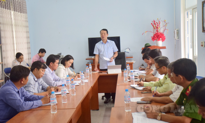 Ông Phan Thiên Định, Phó Chủ tịch UBND tỉnh Thừa Thiên Huế chỉ đạo các cơ quan chức năng vào cuộc làm rõ những thông tin báo chí phản ánh về tình trạng khai thác cát trái phép tại suối A Lin.