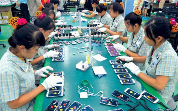 Công nhân lắp ráp điện thoại tại nhà máy Samsung Thái Nguyên - Ảnh. SGGP