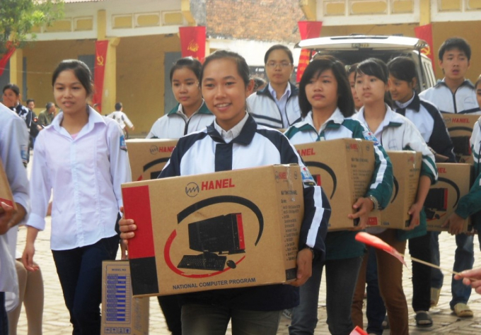 Học sinh một trường THCS tại huyện Thạch Thất, Hà Nội nhận máy tính do Hanel trao tặng năm 2010.