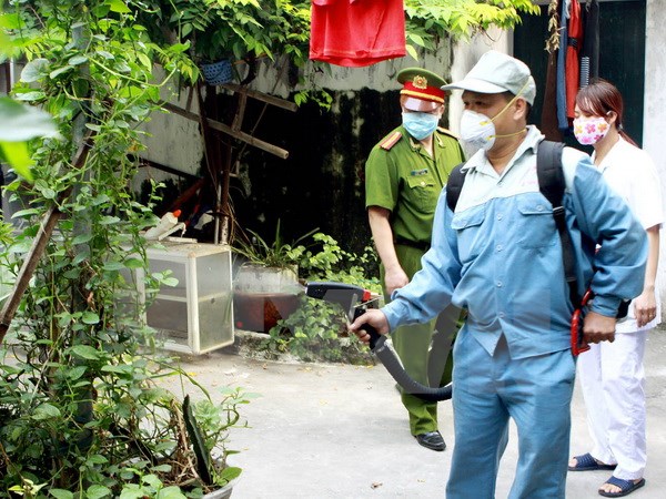 Nhân viên y tế phun thuốc diệt muỗi tại phường Trương Định, quận Hai Bà Trưng. Ảnh: Dương Ngọc.