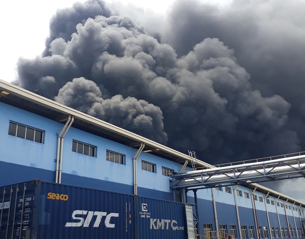 Bình Dương: Cháy nhà xưởng, hàng trăm công nhân tháo chạy tán loạn - Ảnh 1