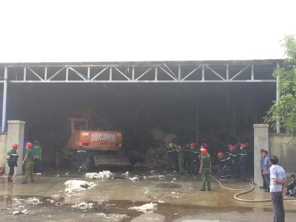 Thừa Thiên Huế: Cháy kho chứa bông nguyên liệu tại Khu công nghiệp Phú Bài - Ảnh 1