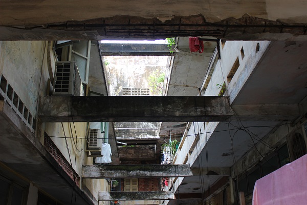 Cận cảnh bên trong những chung cư cũ ở TP.HCM khiến các cư dân luôn sống trong cảnh bất an - Ảnh 11