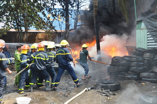 Cháy lớn tại kho phế liệu lốp xe ở An Giang - Ảnh 1