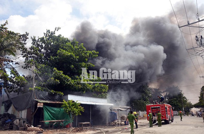 Cháy lớn tại kho phế liệu lốp xe ở An Giang - Ảnh 2