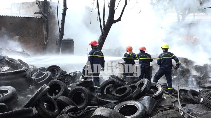 Cháy lớn tại kho phế liệu lốp xe ở An Giang - Ảnh 4