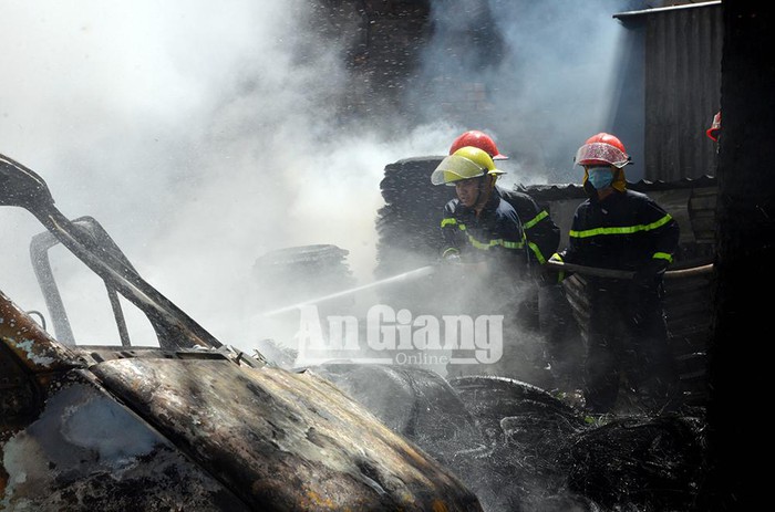 Cháy lớn tại kho phế liệu lốp xe ở An Giang - Ảnh 5