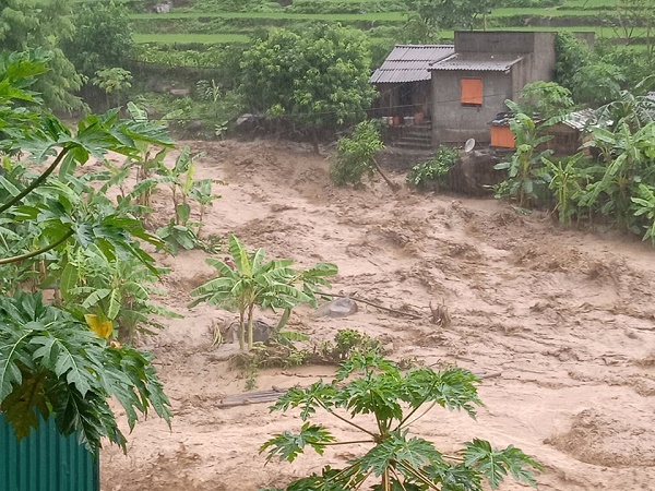 Thanh Hóa: Nhiều tuyến đường bị sạt lở, 1 người mất tích do mưa lũ - Ảnh 1