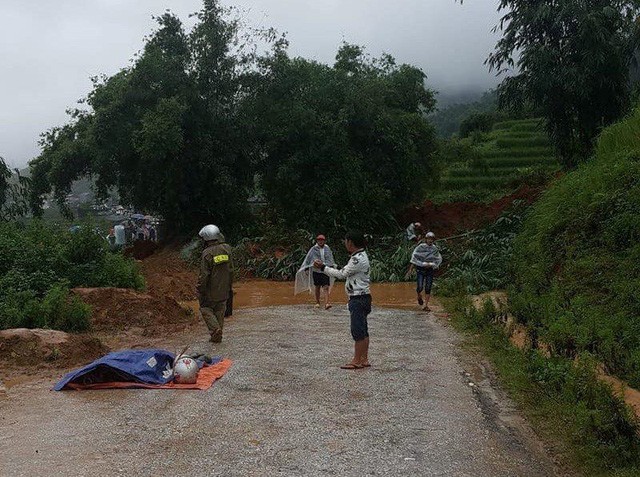 Lào Cai: Đi xe máy qua khu vực sạt lở, một người đàn ông bị đất đá đè tử vongp/- Ảnh 2.