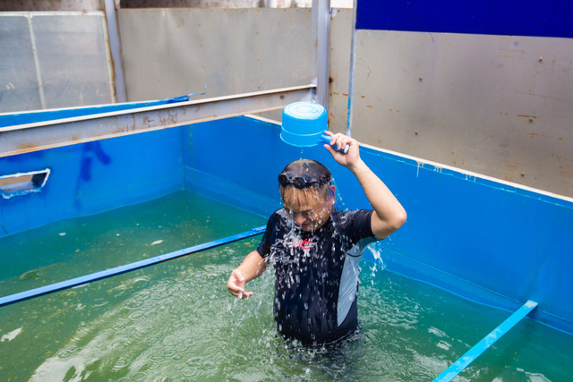 Chuyên gia Nhật Bản rửa mặt, tắm gội giữa sông Tô Lịch - Ảnh 1.