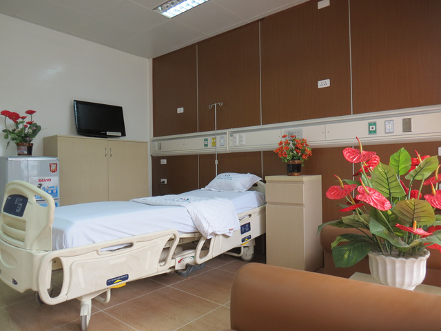Bộ Y tế nói rõ thông tin giá giường bệnh đắt ngang khách sạn 5 sao - Ảnh 2.