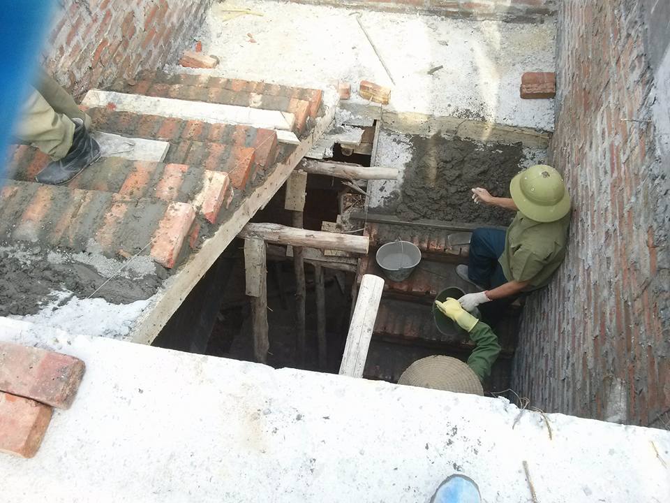 Những người thợ xây đang thi công cầu thang cho 1 ngôi nhà tại Hà Nội