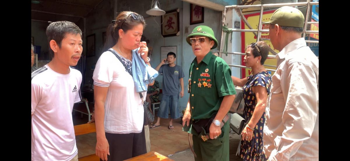 Người đàn ông mặc bộ đồ quân đội đeo biển tên là “Chu Mạnh Sơn” trong đám người tự xưng là thương binh có những hành vì và lời nói hung hãn, thiếu văn hóa, không đúng với hình ảnh một quân đội dân Việt Nam