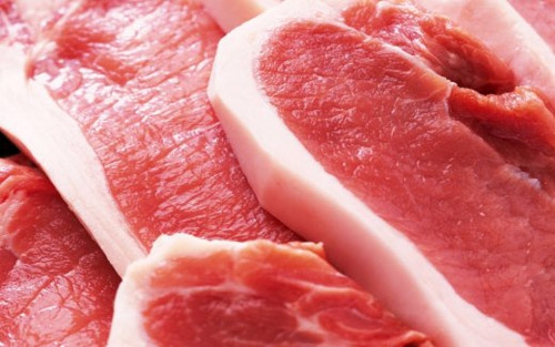 Thịt lợn thường có nhiều mỡ dắt, miếng thịt có màu hồng tươi, thớ thịt hiện rõ, sờ tay vào có cảm giác dính tay nhưng lại khô ráo. 