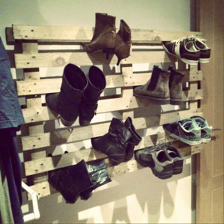 Đóng một vài thanh gỗ đơn giản có thể tạo thành một chiếc giá để giày dép