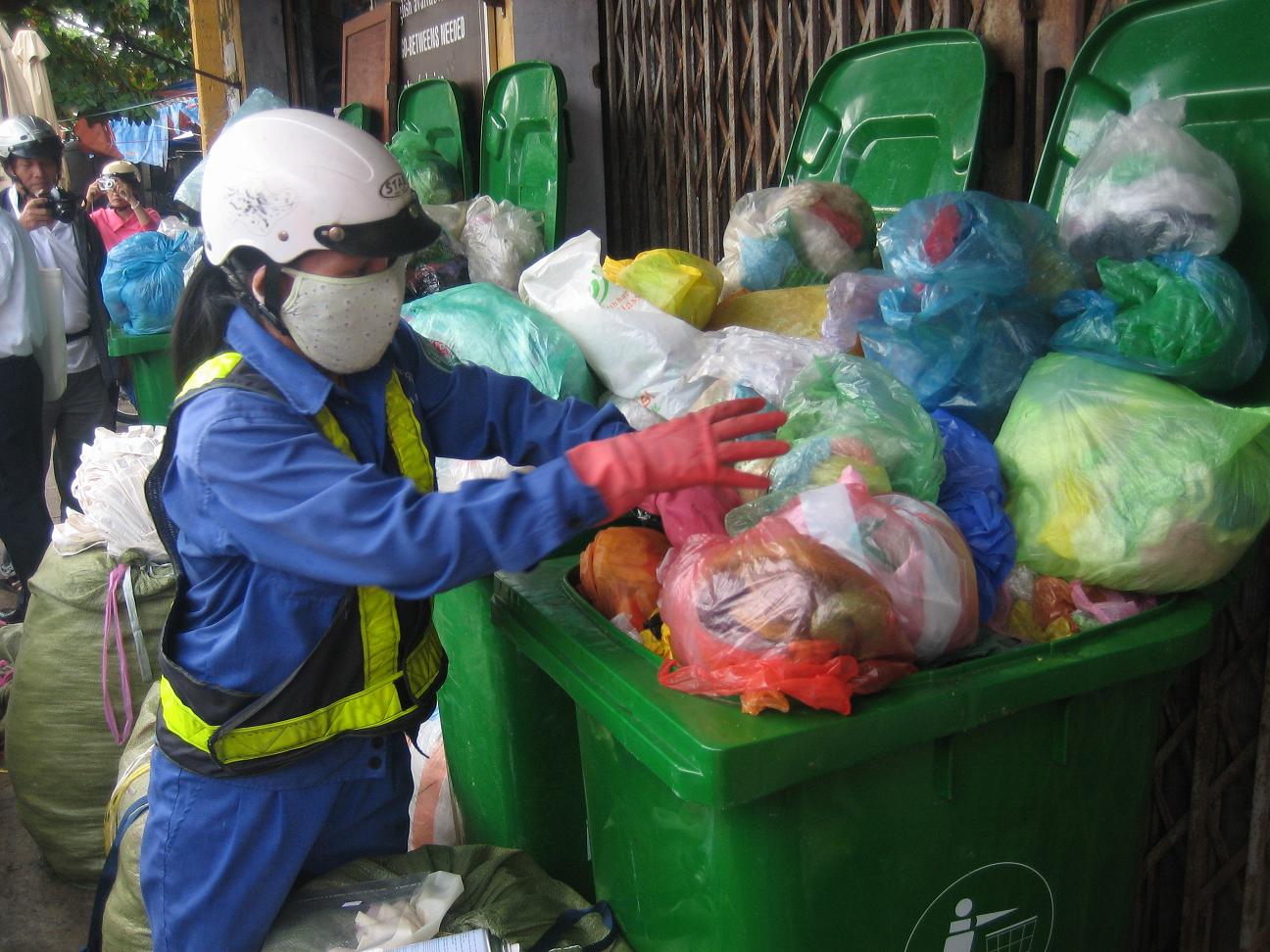 Từ túi đựng thực phẩm, đựng đồ tiêu dùng hay đựng rác người Việt đều dùng túi nilong