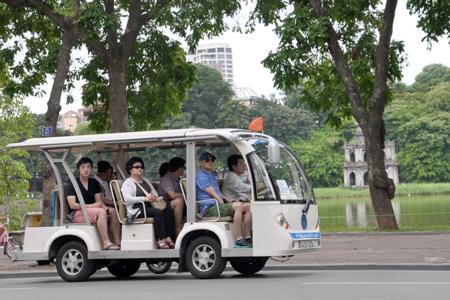 Tour xe điện phố cổ phục vụ du khách đến tham quan Hà Nội 