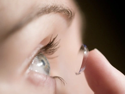 Đặt kính áp tròng lên ngón tay giữa và nhẹ nhàng đặt vào mắt 