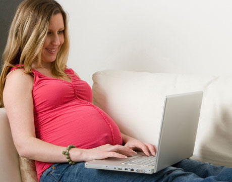 Phụ nữ có thai không nên đặt laptop hoặc các thiết bị thu phát wifi trực tiếp lên người 