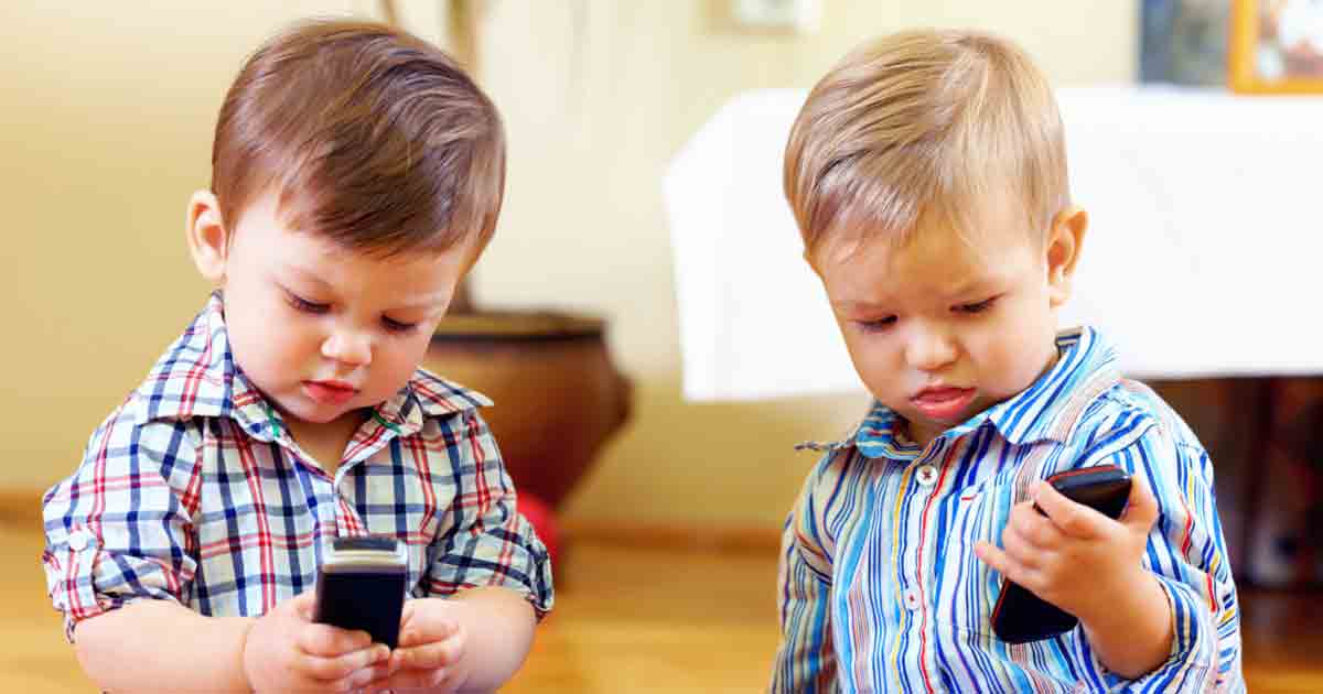 Không nên cho trẻ nhỏ sử dụng điện thoại di động hoặc các thiết bị điện tử có thu phát wifi 