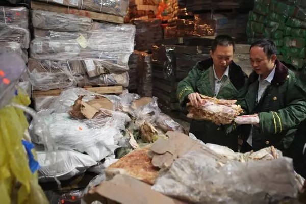 Cơ quan chức năng Trung Quốc bắt giữ số lượng lớn thịt đông lạnh hôi thối