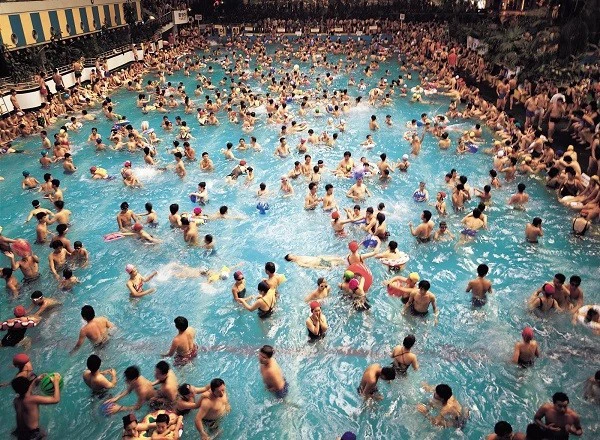 Qúa đông người sử dụng khiến nước bể bơi có thể thành nguôn gây nhiều bệnh truyền nhiễm 
