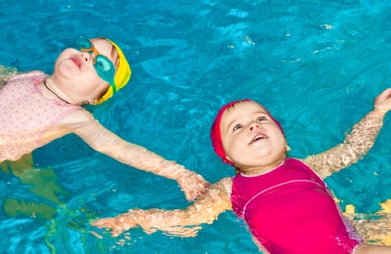 Cách bậc phụ huynh phải ghi nhớ những kỹ năng cần thiết để đảm bảo cho trẻ bơi lội an toàn và thích thú 