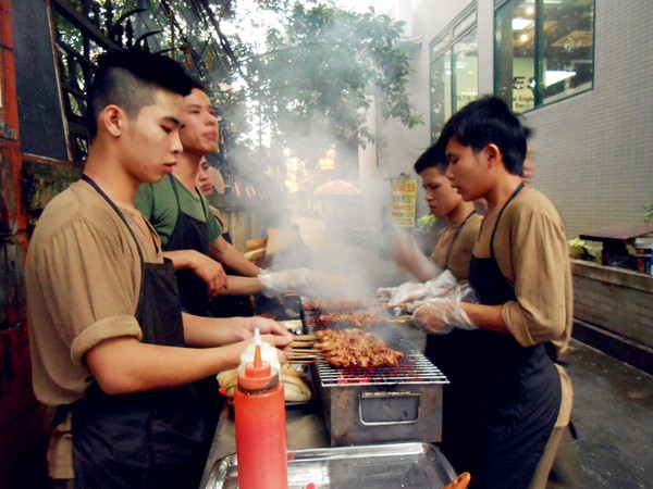 Tại Hà Nội có rất nhiều hàng thịt xiên nướng đông nghẹt khách hàng mỗi buổi chiều 