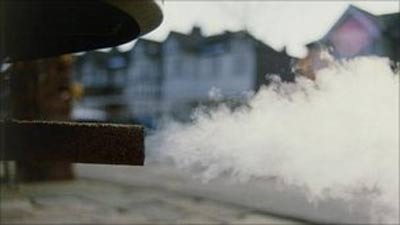Hít nhiều khói xe hơi cũng làm tăng nội tiết tố nữ trong nam giới 