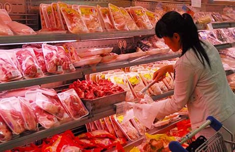 Thịt nhập ngoại được chia rõ từng loại thịt như đùi, cánh, lòng, tim ... và bày tại siêu thị rất bắt mắt khiến người tiêu dùng dễ xiêu lòng 