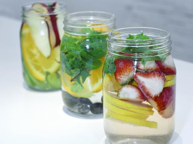 Làm nước trái cây detox rất nhanh và có lợi cho cơ thể ngày nóng
