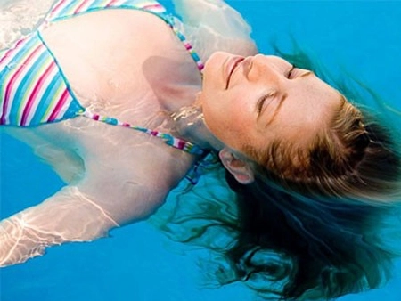 Nước bể bơi cực kỳ có hại cho tóc của bạn 