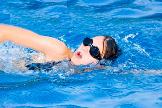 Cần sử dụng kính bơi để tránh các bệnh về mắt 