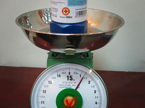 Cân chai nước 1000ml (1kg) để thấy cân sai lệch tới gần 500gr (0,5kg)