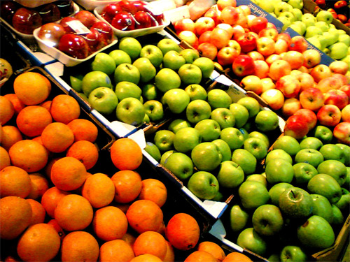 Các mặt hàng trong siêu thị được bày dày đặc, chỉ riêng mặt hàng táo đã có tới gần 20 loại táo khác nhau khiến người tiêu dùng khó phân biệt nhập khẩu xịn hay Trung Quốc xịn?