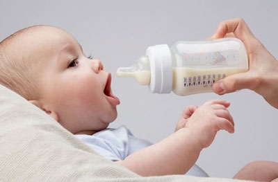 Nên cho bé ăn hết sữa trong một lần pha, không để lại phần sữa thừa quá 60 phút 