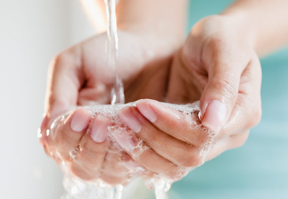 Phải rửa tay sạch trước khi pha sữa cho bé