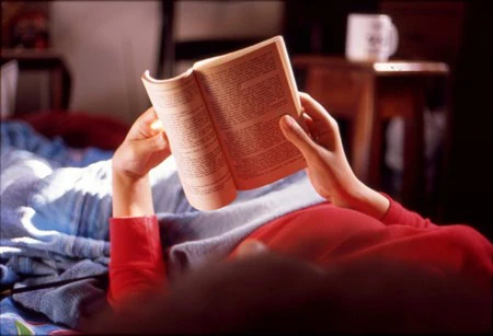 Hãy đọc vài trang sách trước khi đi ngủ thay vì dùng điện thoại và máy tính 