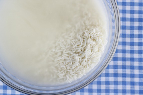 Nước gạo cũng là một mẹo tẩy sạch rỉ sét 