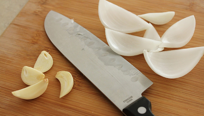 Hành tây giúp tẩy sạch vết rỉ sét trên dao 