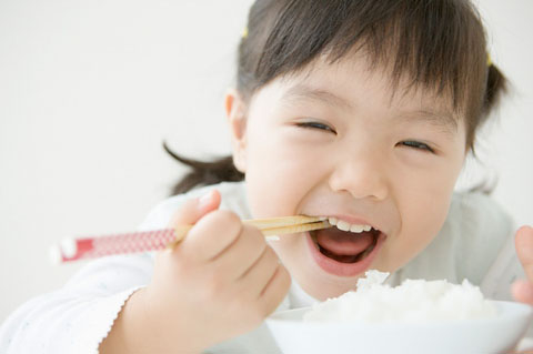 Hãy rèn luyện trẻ từ bé khi ăn cơm là phải ngồi ghế ăn và tuyệt đối tránh dỗ dành đưa trẻ đi ăn rong 