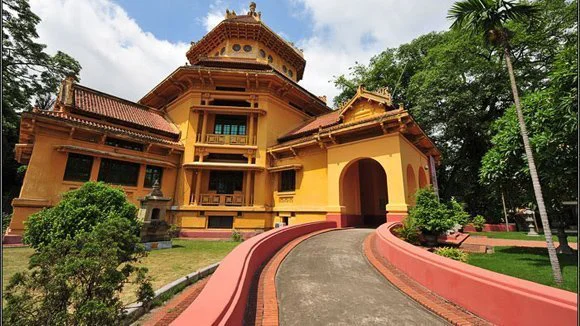 Bảo tàng Lịch sử Việt Nam có khuôn viên rất đẹp và ấn tượng.