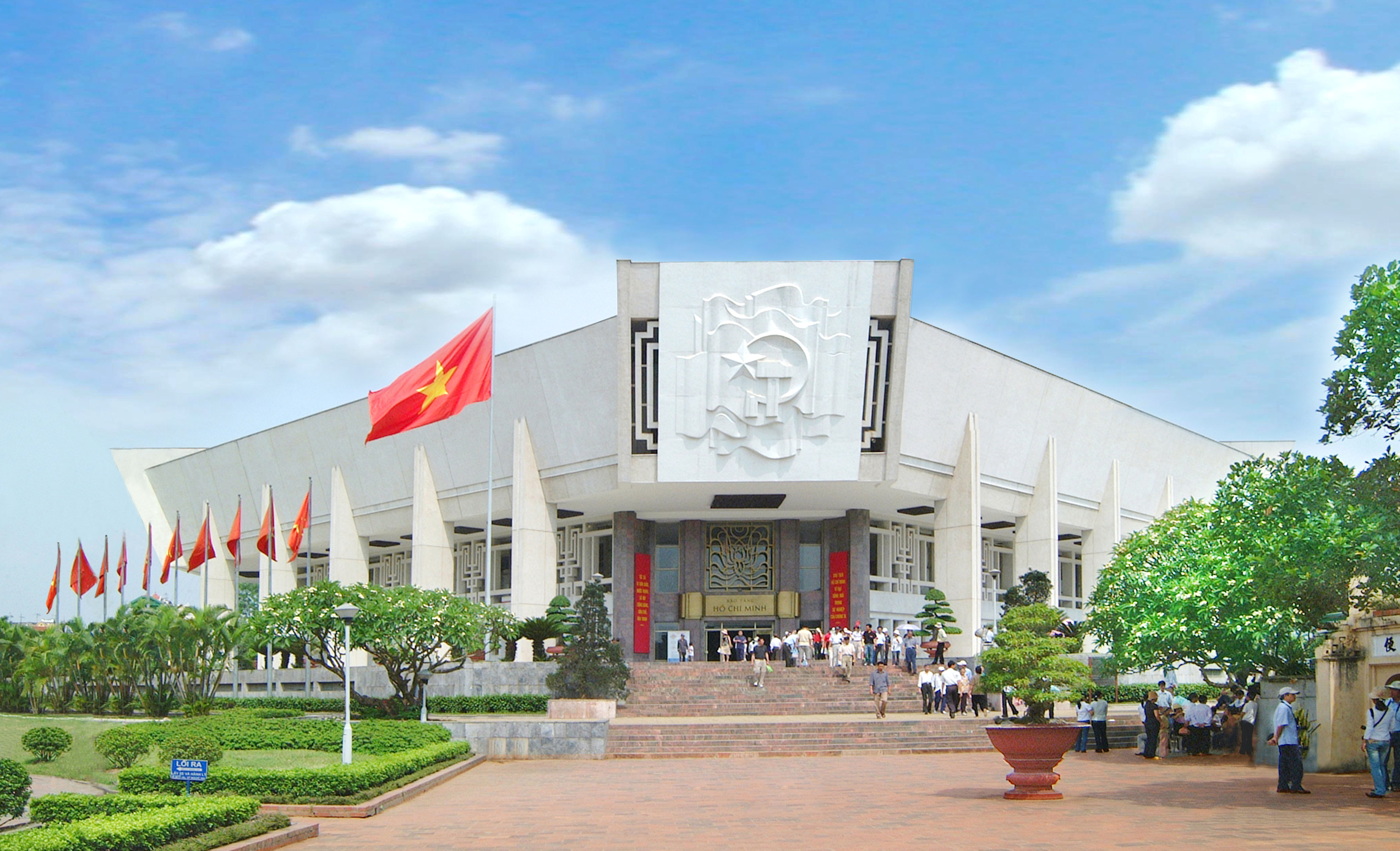 Bảo tàng Hồ Chí Minh là công trình công phu lưu giữ và trưng bày nhiều hiện vật, tư liệu về cuộc đời của Bác.