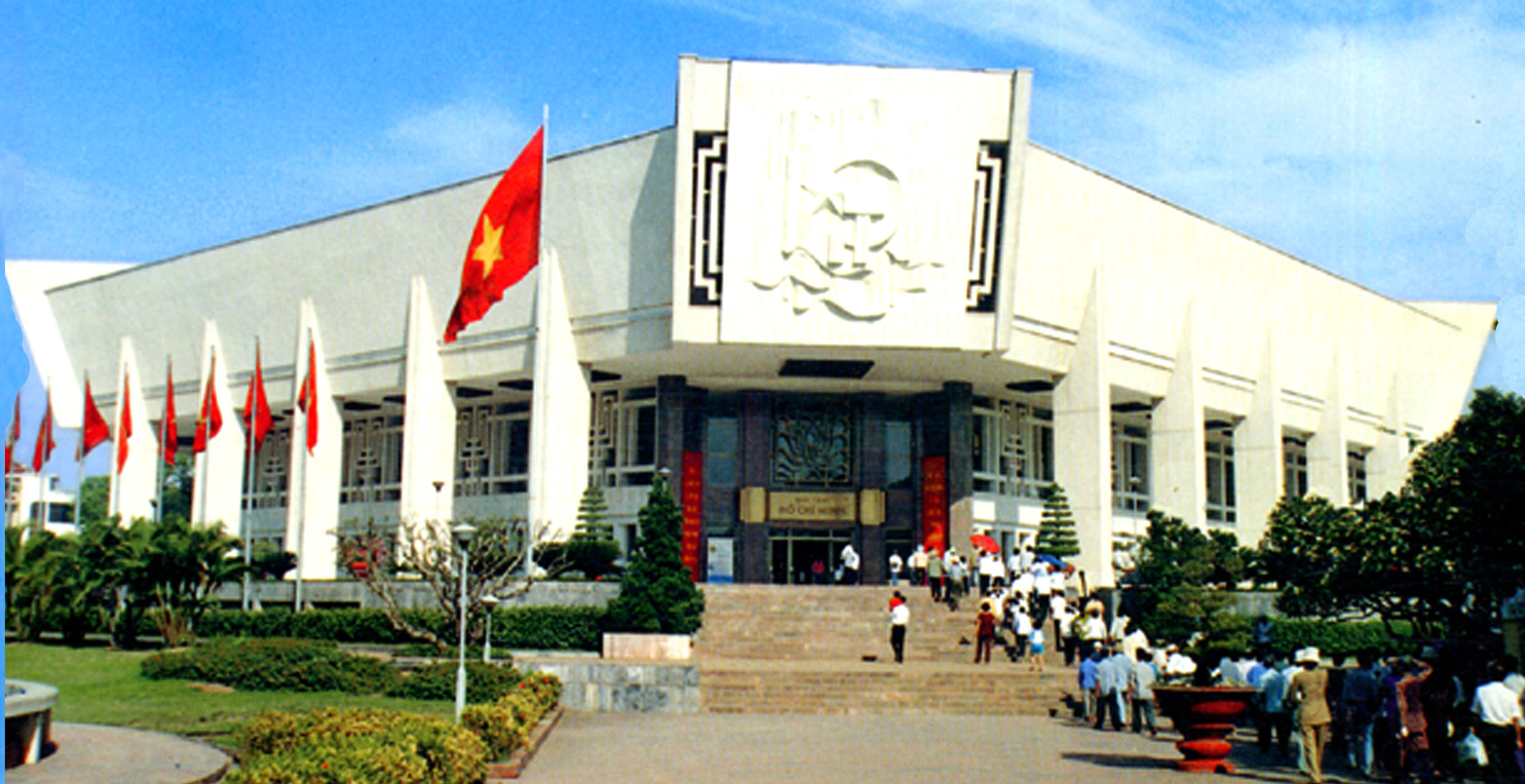 Khi viếng lăng Bác bạn cũng nên tham quan bảo tàng Hồ Chí Minh, là nơi lưu giữ nhiều tư liệu quý về Bác.
