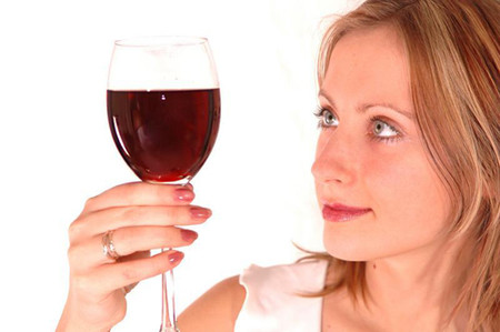 Rượu vang không chỉ tốt cho nhan sắc mà còn tốt cho tim mạch.