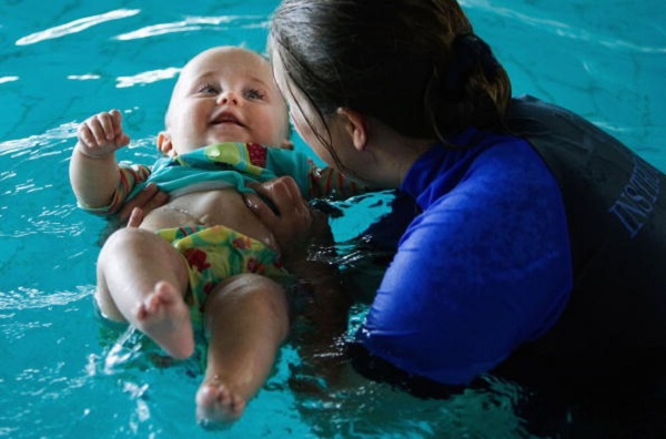 Biết bơi là kỹ năng tối cần thiết của trẻ. Nó sẽ giúp trẻ an toàn trong nhiều tình huống bất ngờ.