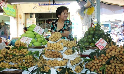 Các tiểu thương ở chợ đang ưa bán trái cây ngoại hơn hẳn hàng Việt.