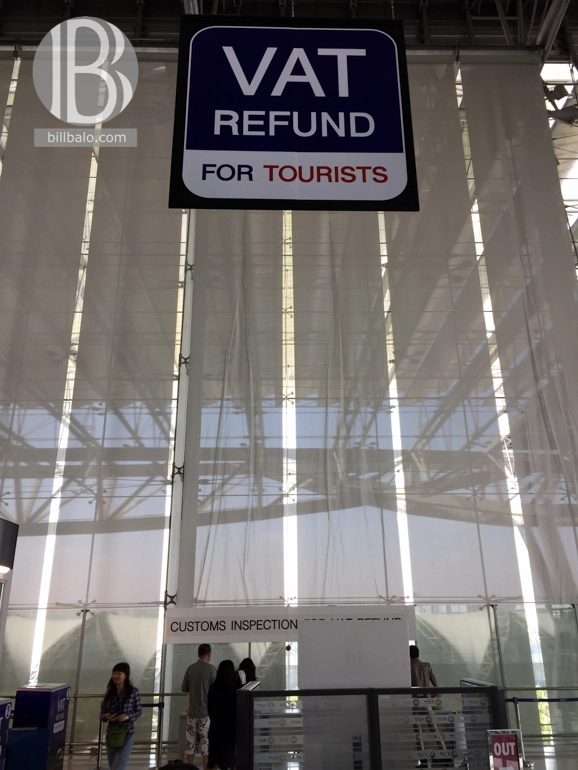Du khách làm thủ tục hoàn thuế tại sân bay Thái.