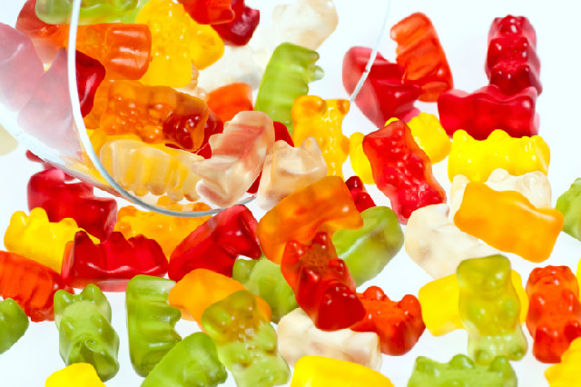 Không nên ăn nhiều các món ăn có màu sắc nhân tạo, đặc biệt là đối với trẻ em.